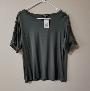 Cable & Gauge pretty green short sleeve tee